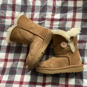 UGG toddler boots. Tan/white.